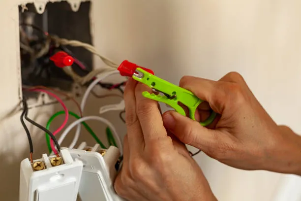 Instalando tomada com interruptor em Jundiaí